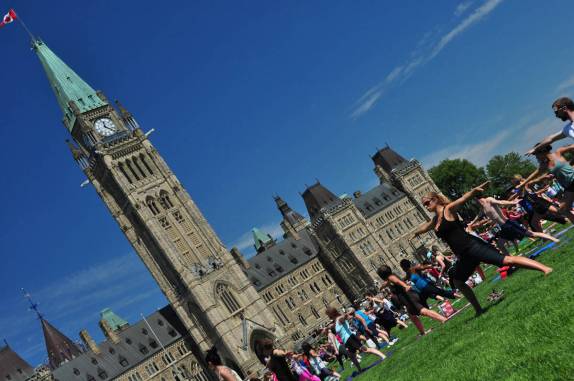 A Ana participa de aula de Ioga em frente ao prédio do Parlamento, em Ottawa, capital do Canadá